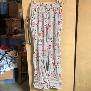 Black and white style flower pants